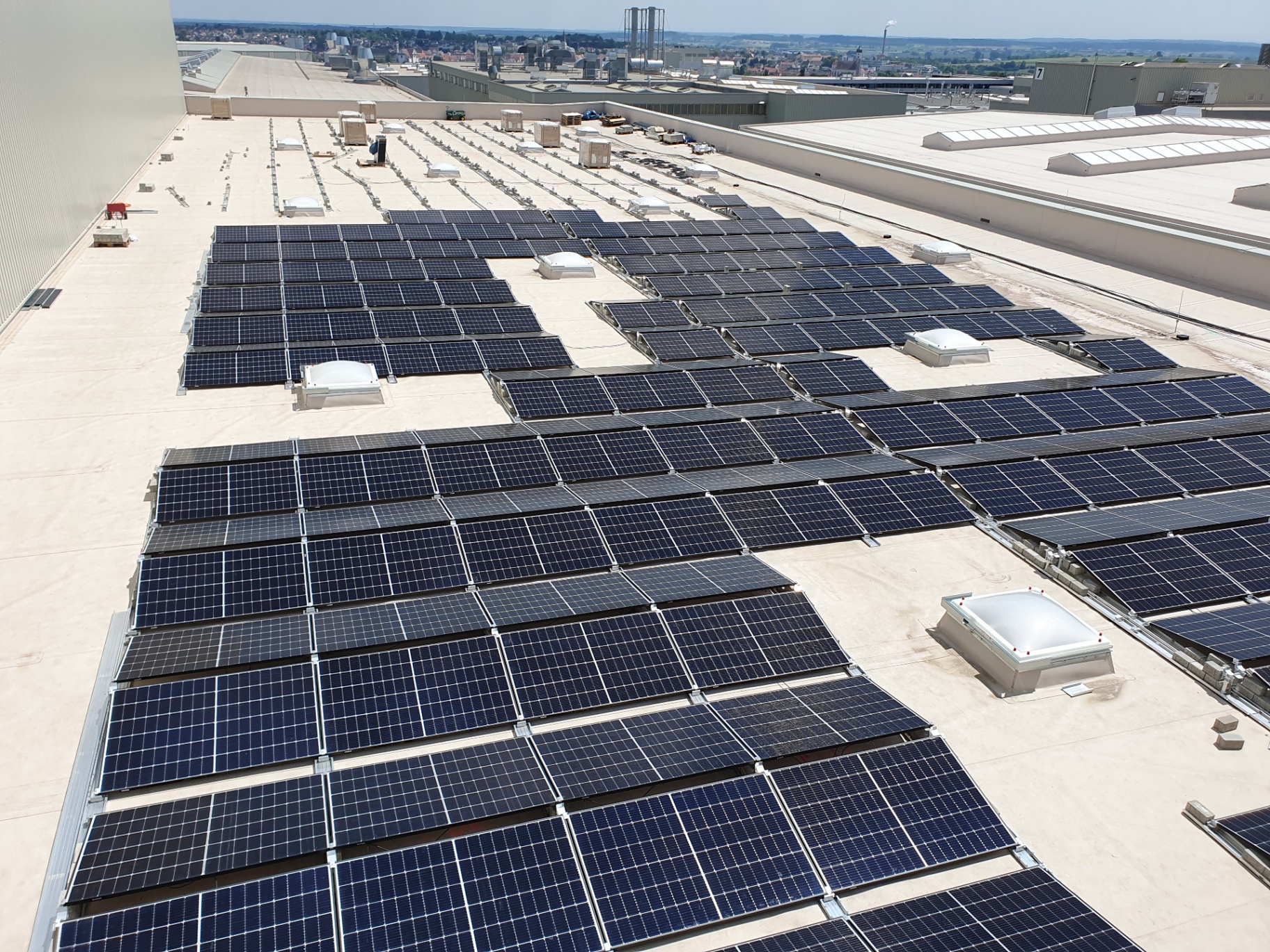 Solarmodule auf großflächigem Flachdach