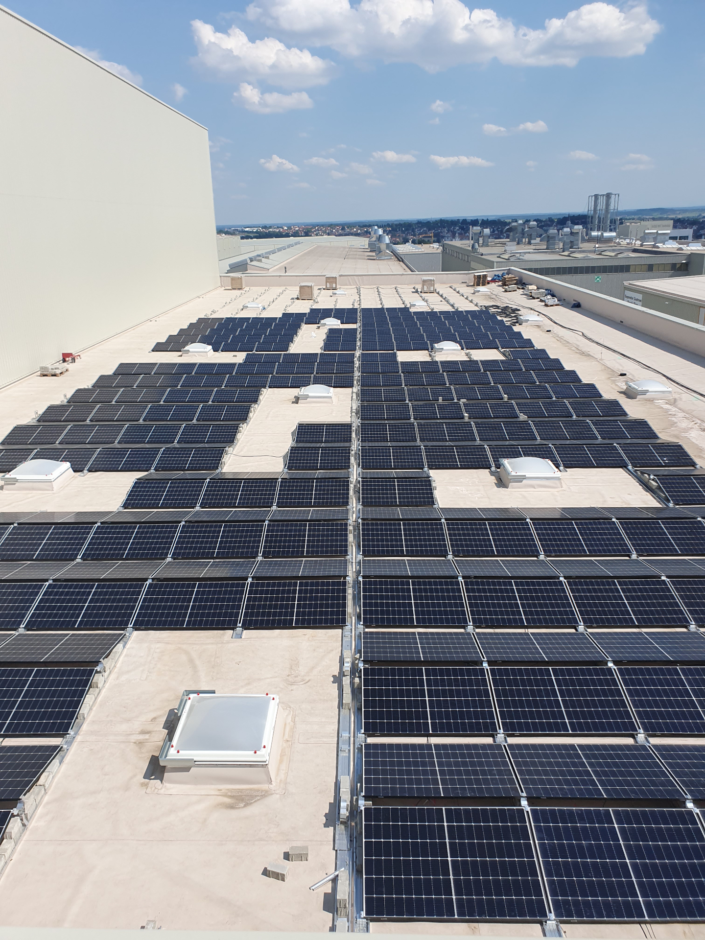 Photovoltaik-Anlage auf Industriedach – Komplettmontage