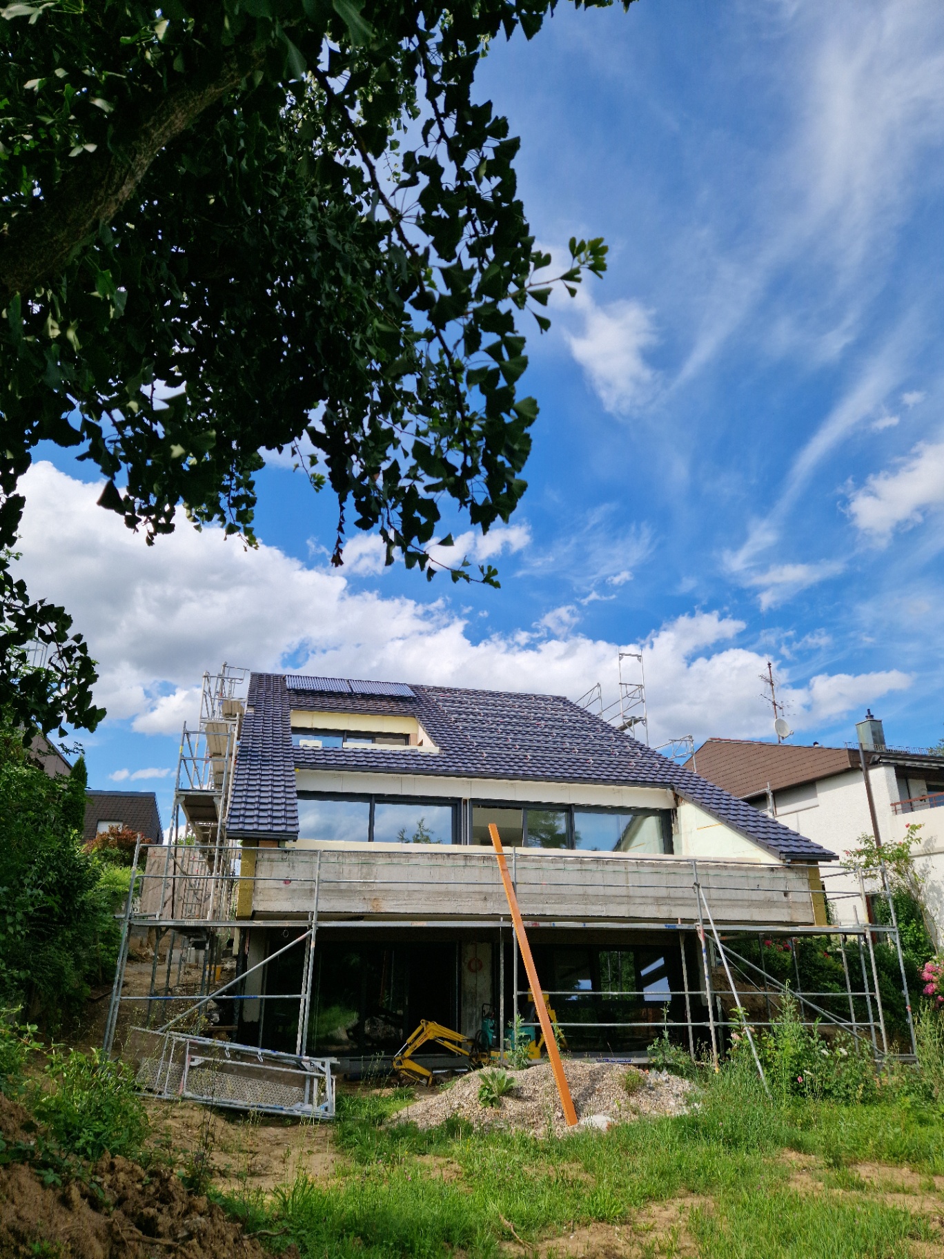 Gesamtansicht Wohnhaus mit Photovoltaik-Installation