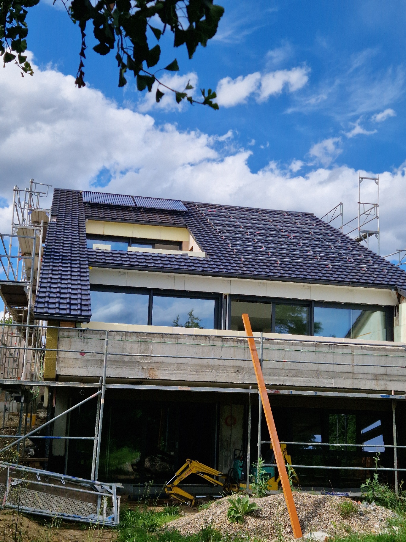 Wohnhaus mit neuer PV-Anlage und Gerüst